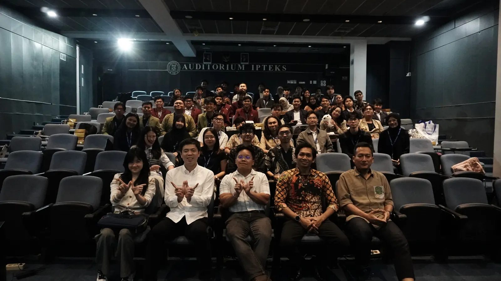 A packed auditorium during the Hackvidia session